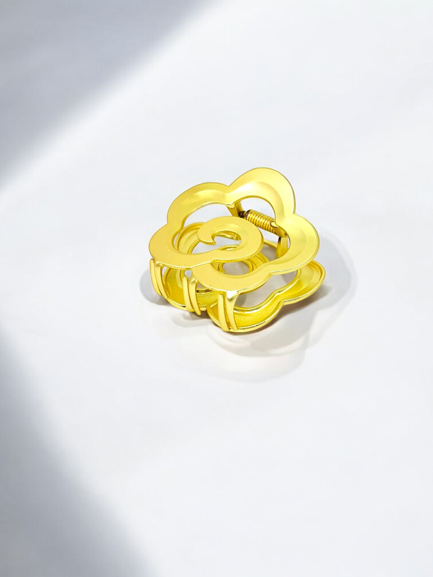 Elegant Gold Floral Hair Claw